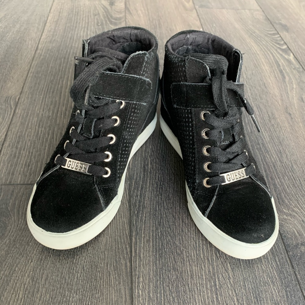 MOVING SALE 🔥 Guess sneakers